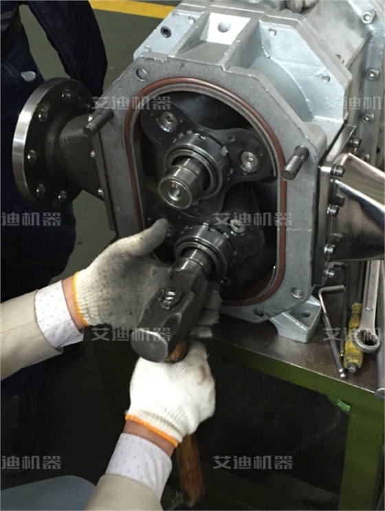 学员安装轴承.jpg 学员安装轴承.jpg