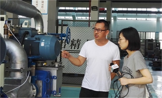 U乐国际机器总经理在和浙江在线记者进行交流.jpg U乐国际机器总经理在和浙江在线记者进行交流.jpg