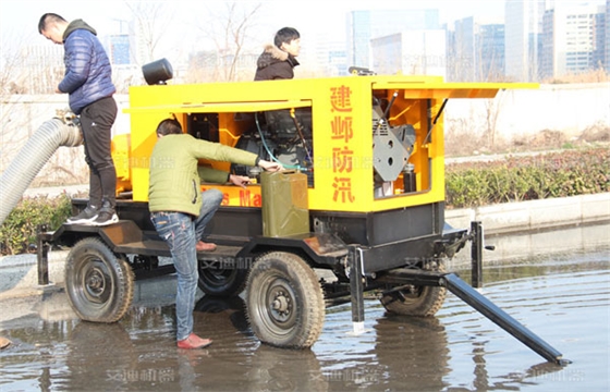 排涝泵车现场测试中.jpg 排涝泵车现场测试中.jpg