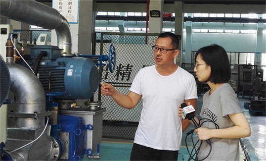 U乐国际机器总经理在和浙江在线记者进行交流.jpg U乐国际机器总经理在和浙江在线记者进行交流.jpg