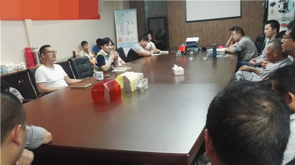 新任总经理曾祥江随后向会议作任职表态发言.jpg 新任总经理曾祥江随后向会议作任职表态发言.jpg