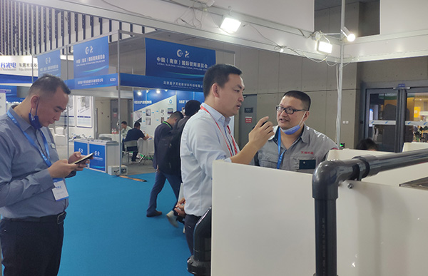 U乐国际机器真空排水系统工程师讲解中.jpg U乐国际机器真空排水系统工程师讲解中.jpg