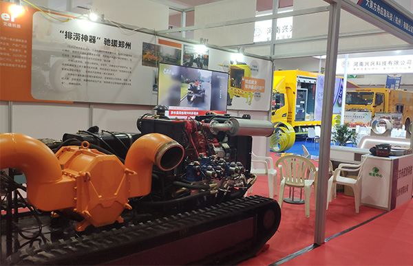 履带式应急抢险排涝泵车.jpg 履带式应急抢险排涝泵车.jpg