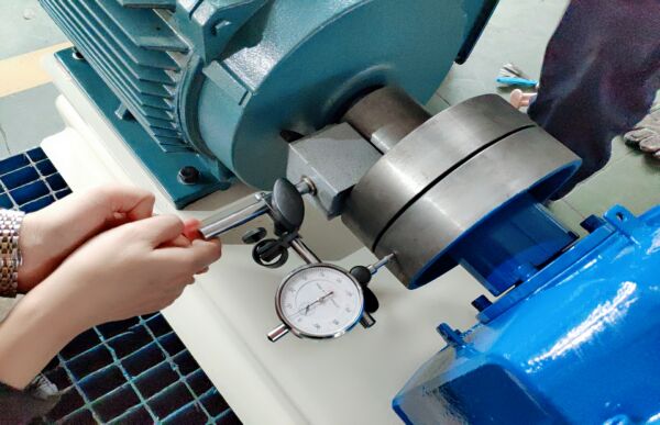 凸轮转子泵对中仪对中.jpg 凸轮转子泵对中仪对中.jpg