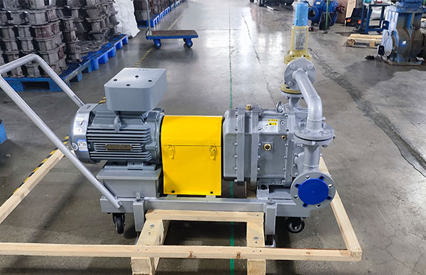 手推式移动泵车安装中心.jpg 手推式移动泵车安装中心.jpg