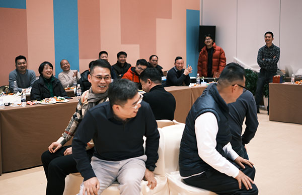 U乐国际机器兼浙江零排新春年会抢凳子游戏.jpg U乐国际机器兼浙江零排新春年会抢凳子游戏.jpg