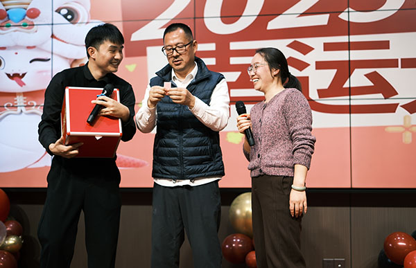 U乐国际机器兼浙江零排新春年会抽奖环节.jpg U乐国际机器兼浙江零排新春年会抽奖环节.jpg