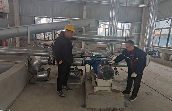 U乐国际机器售后工程师现场讲解污水输送泵使用注意事项.jpg U乐国际机器售后工程师现场讲解污水输送泵使用注意事项.jpg