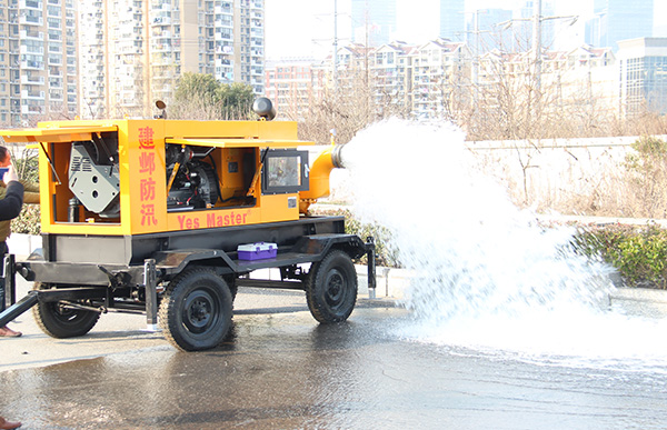 移动抢险排涝泵车.jpg 移动抢险排涝泵车.jpg