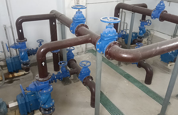 平衡池污水提升泵使用现场.jpg 平衡池污水提升泵使用现场.jpg